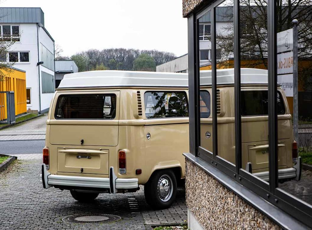 Der von uns liebevoll Neuwagen genannte Garagenfund T2 nimmt Abschied. Im Herbst 2019 haben wir ihn nach München verkauft.