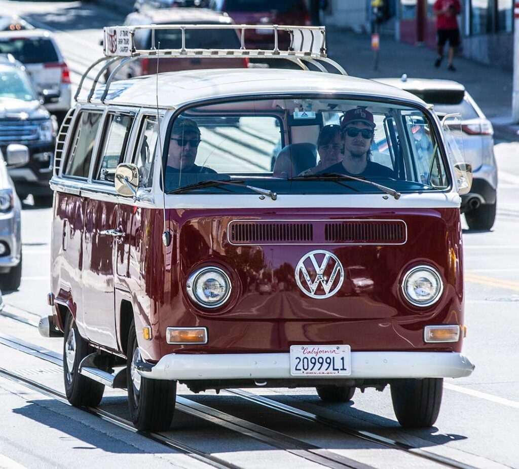 Ein früher VW Bus T2a fährt hier durch die Strassen von San Francisco.