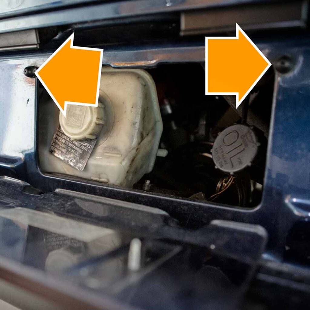 Die Anschlaggummis oben rechts und links an der Karosserie verhindern ein Scheuern der Serviceklappe. 
