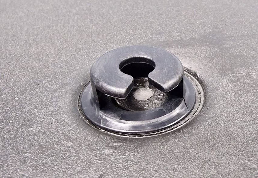 Sauber aufgeklebt ist das BUS-ok Ersatzteil nach Aushärten in der Postion, den Original VW-Clip zu halten. 